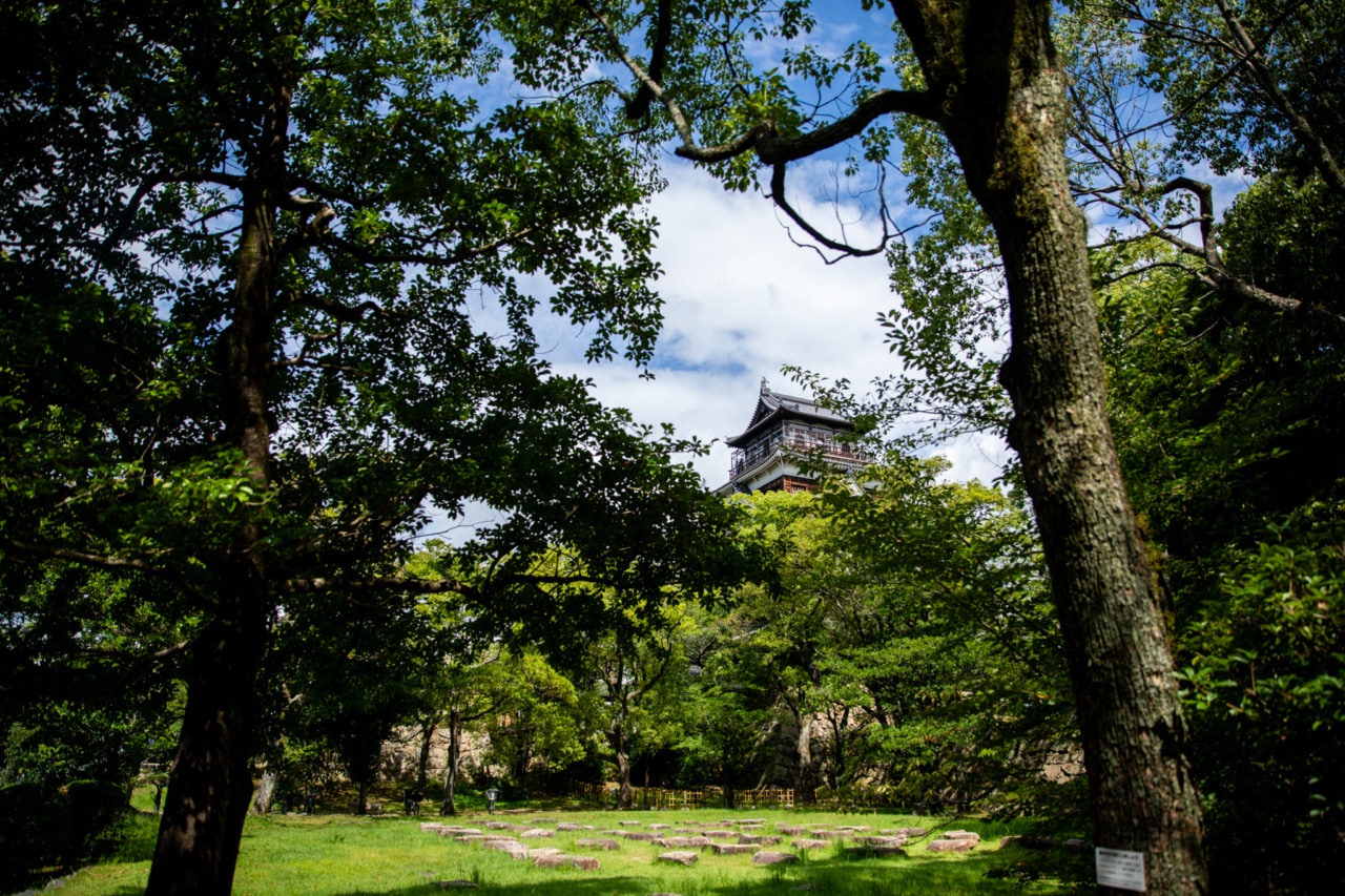 広島城と公園の写真