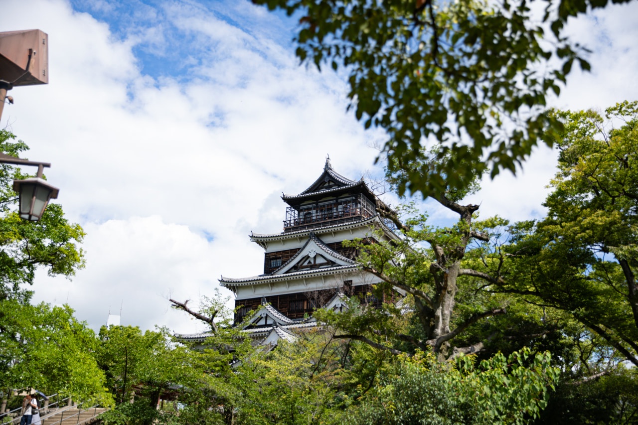 広島城と公園の写真