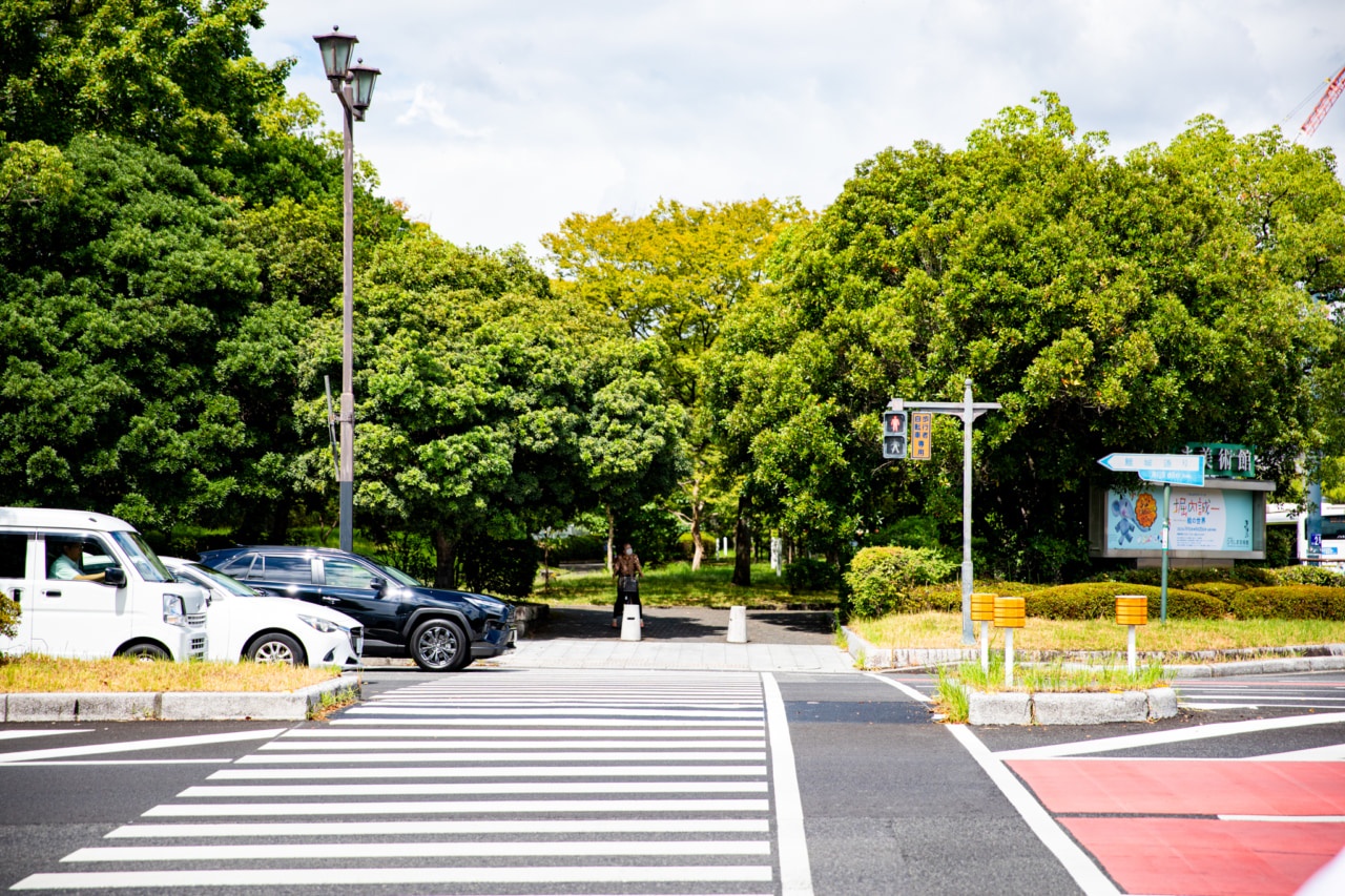広島城の公園と歩道の写真